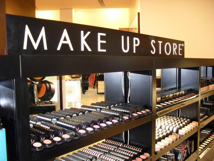 Come aprire un make up shop